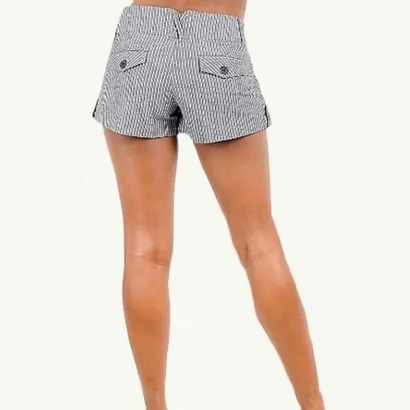 🖤 2/$20 Camilla Clothing Striped Shorts - Picture 2 of 3